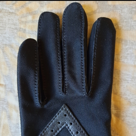 Women's stretch spandex black NWOT gloves. - Picture 3 of 9